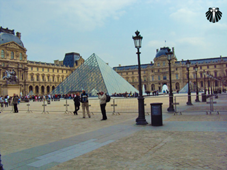 Museu do Louvre, entrada principal. Thumb